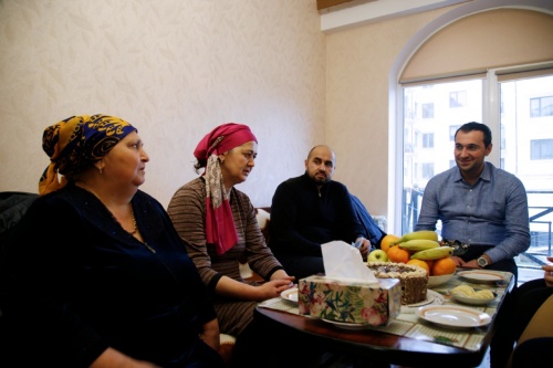 Врио главы Дербента посетил семью погорельцев, которым сделали ремонт