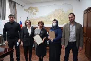 Глава Дербента вручил сертификаты на жилье