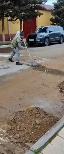 С раннего утра коммунальные службы Дербента приступили к уборке городских улиц