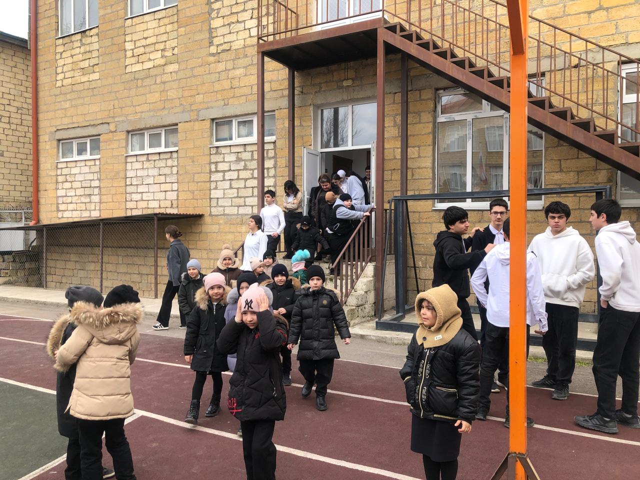 Тренировка по эвакуации в случаях землетрясений